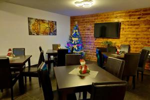 布什泰尼Casa Raisa的角落处的用餐室,配有圣诞树