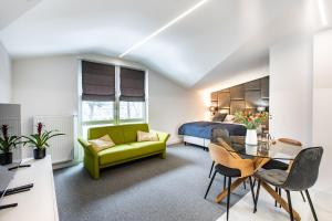 罗兹K20 Apartamenty Łódź - Dostęp na Kod的一间卧室配有一张床和一张绿色沙发