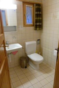 阿尔瓦努Ferienhaus Bensel的一间带卫生间和水槽的小浴室