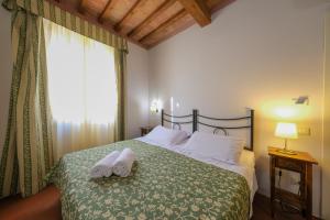 比萨San Tommaso的一间卧室配有一张床,上面有两条毛巾