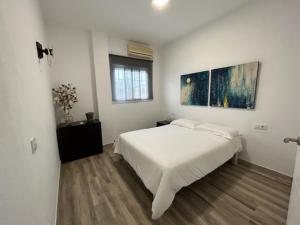 大桑卢卡尔Joju的白色的卧室设有床和窗户
