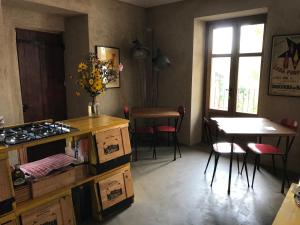 塞拉伦加达尔巴B&B acaso的厨房配有炉灶和桌椅
