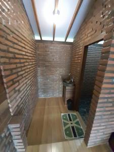 里辛Avrila Ijen Guest House的一间空房,设有砖墙和厕所