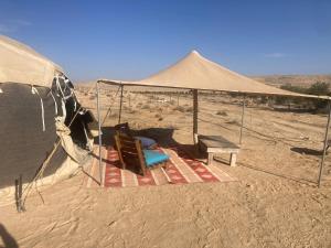 米茨佩·拉蒙Skyline eco-camp的沙漠中的帐篷,配有椅子和桌子