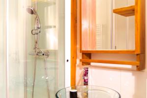 波尔多Sainte Catherine - Duplex 1 chambre的带淋浴和玻璃水槽的浴室