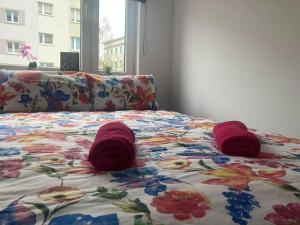马尔堡Apartament tuż za rogiem Zamku的上面有红色针织的带床罩的床