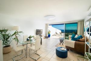 卡列罗港FRONTLINE VILLA 25, Modern Coastal Design with Amazing Views的客厅配有沙发和桌子