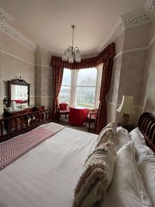 兰迪德诺Montclare的一间卧室设有一张大床和一个窗户。