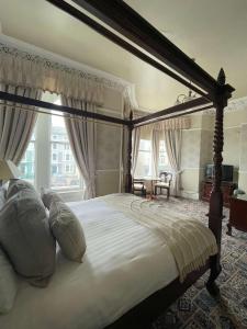兰迪德诺Montclare的卧室配有带白色枕头的大型天蓬床