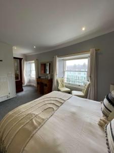 兰迪德诺Montclare的卧室设有一张白色大床和一扇窗户。