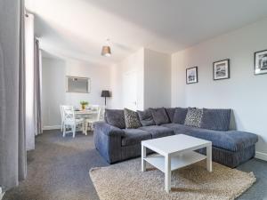 BedlingtonLilys Apartment 2- 2bedroom, Northumberland的客厅配有沙发和桌子