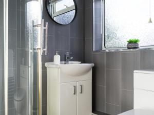 BedlingtonLilys Apartment 2- 2bedroom, Northumberland的浴室设有白色水槽和镜子