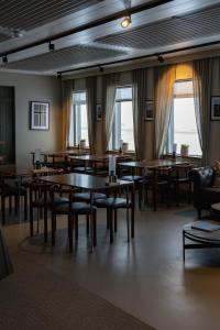VegamótHOTEL SNAEFELLSNES formally Hotel Rjukandi的用餐室设有桌椅和窗户。