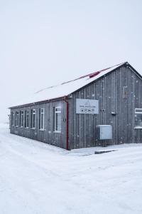 VegamótHOTEL SNAEFELLSNES formally Hotel Rjukandi的雪上标有标志的建筑