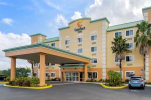 基西米Comfort Inn Kissimmee-Lake Buena Vista South的停车场内有停车位的酒店