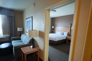 威利斯顿MainStay Suites Williston的酒店客房,配有床和沙发
