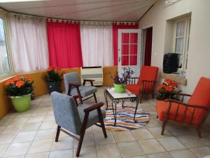 Saint-Ouen-les-Vignessuite familiale 2 chambre的门廊上设有桌椅,