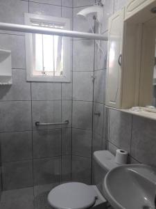 格拉玛多APARTAMENTOS BELLO VALE的一间带卫生间、水槽和窗户的浴室
