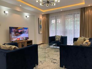 内罗毕Diamond Luxury Suite by Diamond Homes的客厅配有2张沙发和1台平面电视