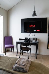 VegamótHOTEL SNAEFELLSNES formally Hotel Rjukandi的客厅配有桌子和电视