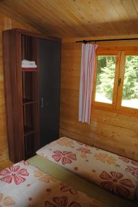 杜瑙基利蒂Villa Hedi Apartman的一间小卧室,配有床和窗户