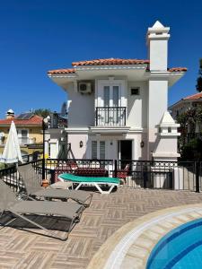 卡亚克Wonderful Villa In Oludeniz 2的一座带游泳池和房子的别墅