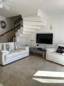 卡亚克Wonderful Villa In Oludeniz 2的客厅配有2张白色沙发和1台平面电视