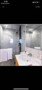 斋浦尔Balconies & Venue ( The Grand Anukampa)的浴室设有白色水槽和镜子