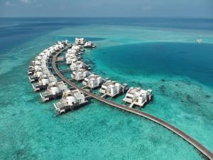 北马累环礁Jumeirah Olhahali Island Maldives的海洋度假胜地的空中景观