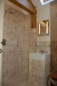 格拉斯顿伯里金银花农场度假屋的带淋浴、水槽和卫生间的浴室