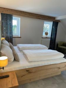 苏尔茨巴赫-罗森贝格Hotel Gasthof zum Wulfen的一间卧室配有一张木架大床
