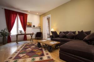 巴塞罗那巴塞罗那41号公寓的客厅配有沙发和桌子
