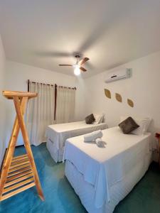 普雷亚Residência Conduru Preá的客房设有两张床和吊扇。