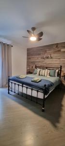 RawsonWally's Edge 20acre Farm Stay的一间卧室配有一张大床和木制床头板