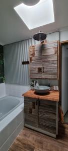RawsonWally's Edge 20acre Farm Stay的浴室配有盥洗盆和浴缸。