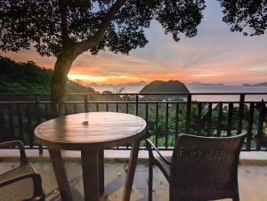 爱妮岛Perch El Nido's Seaview Villas Marimegmeg Beach的一张木桌和椅子,享有海景