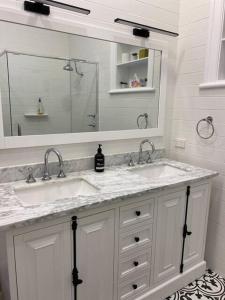 诺瑟姆Avon Homestay的白色的浴室设有两个盥洗盆和镜子