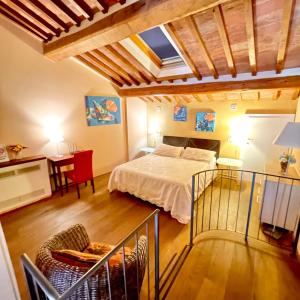 蒙特普齐亚诺Bed & Breakfast Montepulciano的一间卧室配有一张床和一张书桌
