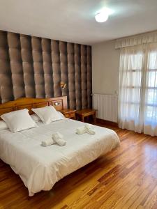 埃里斯特埃里斯特酒店的一间卧室配有一张大床和两条毛巾