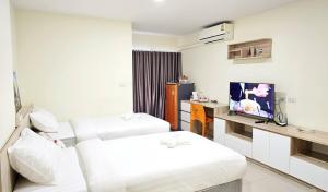 曼谷Be My Guest 36的酒店客房设有两张床和一台平面电视。