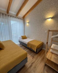 加亚新城Douro Pateo House的一间卧室设有两张床和窗户。