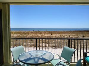 大洋城Sandpiper Dunes 105的海滩景阳台配有桌椅