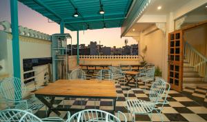 乌代浦Ostel By Orion Hotels -Udaipur的阳台的天井配有桌椅