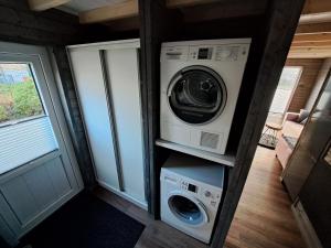 汉德维特Tiny House Flensburg Lee的一个小房子里的洗衣机和烘干机