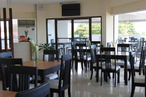 达沃市达沃市苏莫亚洲酒店的用餐室配有桌椅