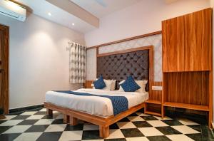 乌代浦Ostel By Orion Hotels -Udaipur的一间卧室配有一张床,铺有一个 ⁇ 板地板