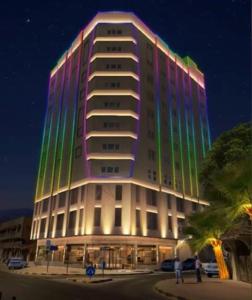 阿吉曼The Saj Hotel的一座绿紫色灯的大建筑