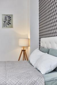 敖德萨Apartments Club Marine的一间卧室配有一张床和一盏灯