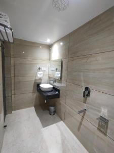 格德拉Hotel The Vaishvik的一间带水槽和镜子的浴室