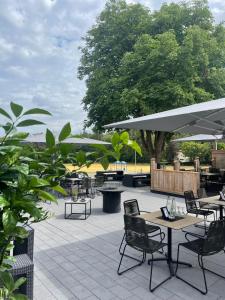 苏尔茨巴赫-罗森贝格Hotel Gasthof zum Wulfen的庭院配有桌椅和一棵树